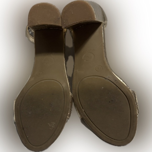 Sexy💋Guess 💋gold heels with charm 💋Sz: 7💋 - Picture 8 of 9